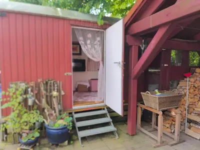 Ein Garten an der Unterkunft See-Haus, Arboretum & Sauna am Plessower-See