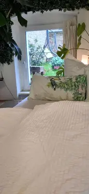 Ein Bett oder Betten in einem Zimmer der Unterkunft Cozy 1 room micro apartment ,1double,1single bed