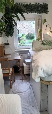 Ein Bett oder Betten in einem Zimmer der Unterkunft Cozy 1 room micro apartment ,1double,1single bed