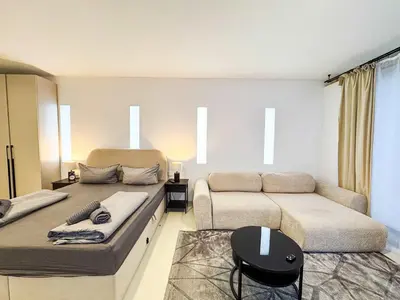 Ein Bett oder Betten in einem Zimmer der Unterkunft Charming Studio Apartment - Central Charlottenburg