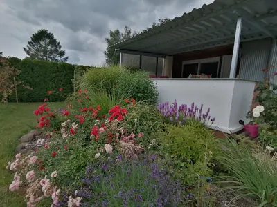 Ein Garten an der Unterkunft Bungalow am Ferchesarer See
