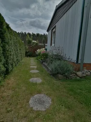 Ein Garten an der Unterkunft Bungalow am Ferchesarer See