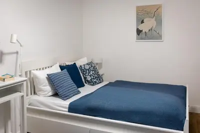Ein Bett oder Betten in einem Zimmer der Unterkunft Stylish heritage-style studio in Sprengelkiez