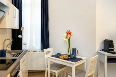 Küche/Küchenzeile in der Unterkunft Stylish heritage-style studio in Sprengelkiez