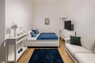 Ein Bett oder Betten in einem Zimmer der Unterkunft Stylish heritage-style studio in Sprengelkiez