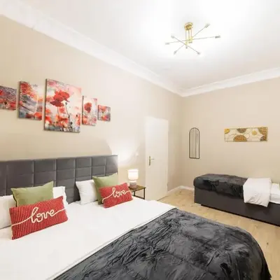 Deluxe Suites near Messe Berlin 8 Guests 2 Bathroom