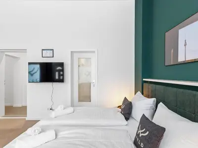 Ein Bett oder Betten in einem Zimmer der Unterkunft VYLD Vault Berlin - Nähe Spree, Großzügig & Ruhig