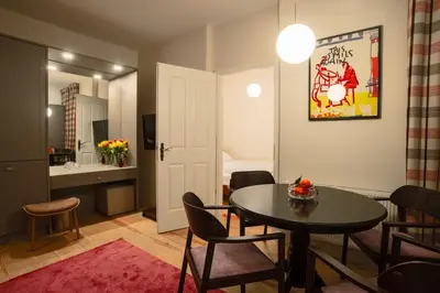 Ein Sitzbereich in der Unterkunft High-End Suite direkt am Rosenthaler Platz - AP3
