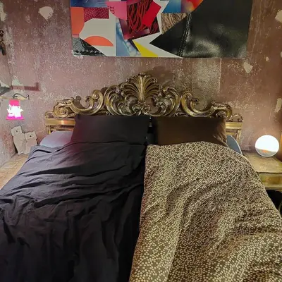 Ein Bett oder Betten in einem Zimmer der Unterkunft Crystal Ball Residency