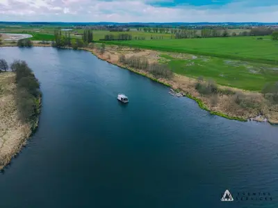 Naturlandschaft in der Nähe des Bootes