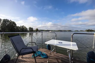 Blick auf einen Fluss in der Nähe des Bootes