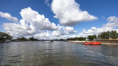 Blick auf einen Fluss in der Nähe des Bootes