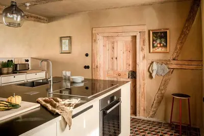 Küche/Küchenzeile in der Unterkunft Landhauswolfsruh - Historischer Dreiseitenhof in Brandenburg - Sauna - Familie-Freunde-Retreat