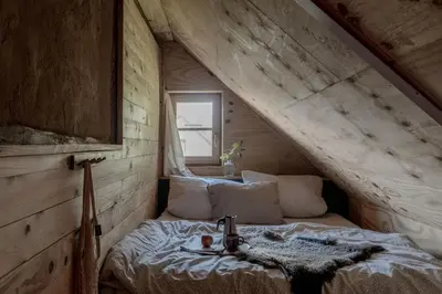 Ein Bett oder Betten in einem Zimmer der Unterkunft Landhauswolfsruh - Historischer Dreiseitenhof in Brandenburg - Sauna - Familie-Freunde-Retreat