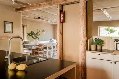 Küche/Küchenzeile in der Unterkunft Landhauswolfsruh - Historischer Dreiseitenhof in Brandenburg - Sauna - Familie-Freunde-Retreat