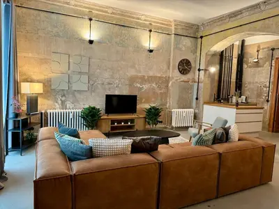 TV/Unterhaltungsangebot in der Unterkunft Cool Industrial Flat for 5