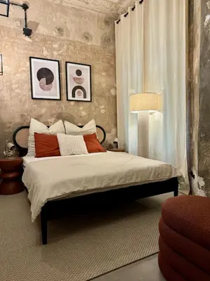 Ein Bett oder Betten in einem Zimmer der Unterkunft Cool Industrial Flat for 5