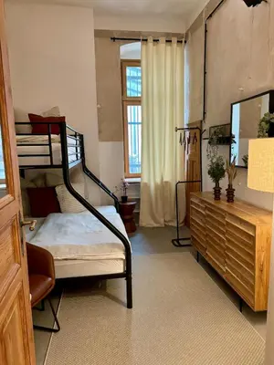 Ein Bett oder Betten in einem Zimmer der Unterkunft Cool Industrial Flat for 5