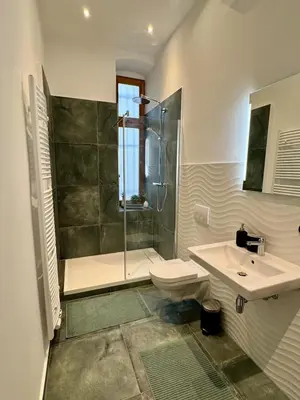 Ein Badezimmer in der Unterkunft Cool Industrial Flat for 5