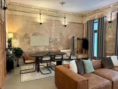 Ein Sitzbereich in der Unterkunft Cool Industrial Flat for 5