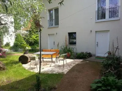 Ein Garten an der Unterkunft Holiday Home Moderne Maisonette-Wohnung mit Terrasse by Interhome