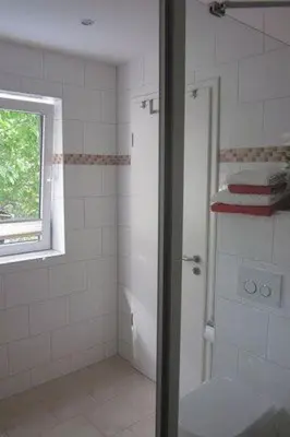 Ein Badezimmer in der Unterkunft Holiday Home Moderne Maisonette-Wohnung mit Terrasse by Interhome
