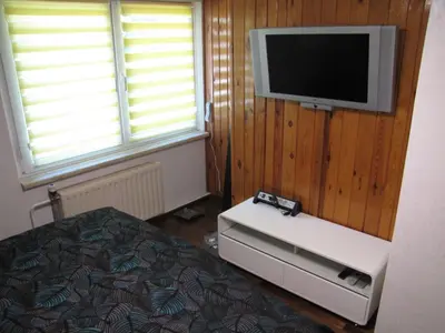 TV/Unterhaltungsangebot in der Unterkunft Holiday Home Nettes Ferienhaus in Hartmannsdorf mit Garten- Terrasse und Grill by Interhome
