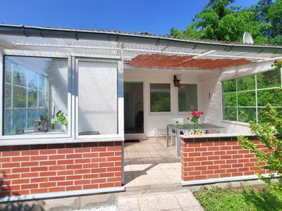 Das Gebäude in dem sich das Ferienhaus befindet