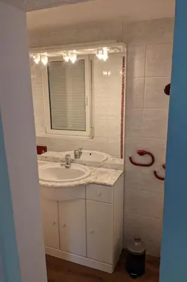 Ein Badezimmer in der Unterkunft Holiday Home in Süd-Waldhanglage mit tollem Seeblick by Interhome
