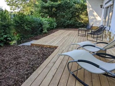Ein Garten an der Unterkunft Holiday Home in Süd-Waldhanglage mit tollem Seeblick by Interhome