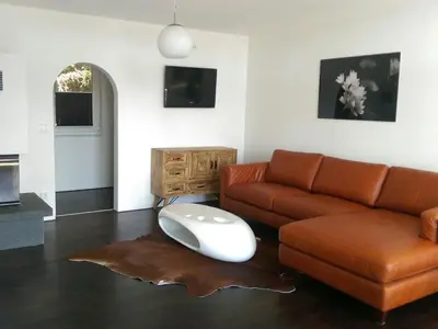 Ein Sitzbereich in der Unterkunft Holiday Home in Süd-Waldhanglage mit Seeblick by Interhome