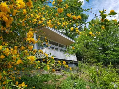 Ein Garten an der Unterkunft Holiday Home in Süd-Waldhanglage mit Seeblick by Interhome