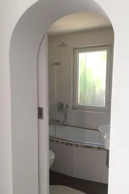 Ein Badezimmer in der Unterkunft Holiday Home in Süd-Waldhanglage mit Seeblick by Interhome