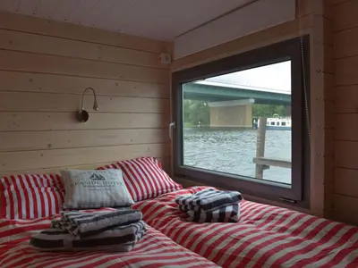 Ein Bett oder Betten in einem Zimmer der Unterkunft Apartment Hausboot NautikHus by Interhome