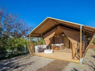 Das Gebäude in dem sich das Ferienhaus befindet