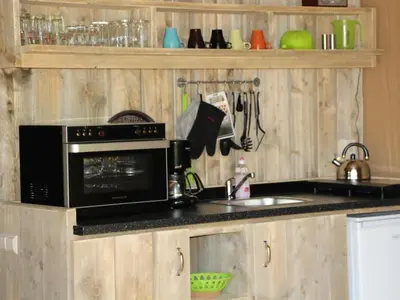 Küche/Küchenzeile in der Unterkunft Holiday Home Gemütliches Safarizelt mit Grill und Garten by Interhome