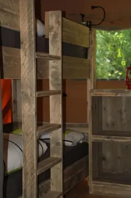 Ein Bett oder Betten in einem Zimmer der Unterkunft Holiday Home Gemütliches Safarizelt mit Grill und Garten by Interhome