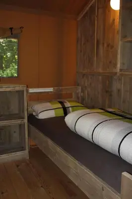 Ein Bett oder Betten in einem Zimmer der Unterkunft Holiday Home Gemütliches Safarizelt mit Grill und Garten by Interhome