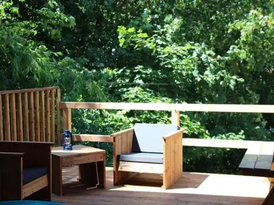 Ein Sitzbereich in der Unterkunft Holiday Home Gemütliches Safarizelt mit Grill und Garten by Interhome