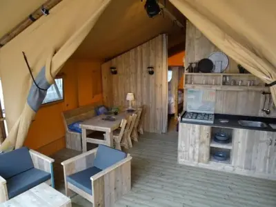 Küche/Küchenzeile in der Unterkunft Holiday Home Gemütliches Safarizelt mit Grill und Garten by Interhome