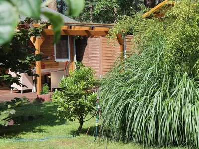 Ein Garten an der Unterkunft Holiday Home Bungalow Waldidyll by Interhome
