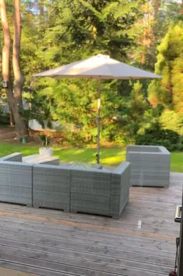Ein Garten an der Unterkunft Holiday Home Reetdach Ferienhaus am Lübbesee Sauna Bootsteg neu by Interhome