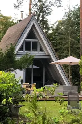 Ein Garten an der Unterkunft Holiday Home Reetdach Ferienhaus am Lübbesee Sauna Bootsteg neu by Interhome