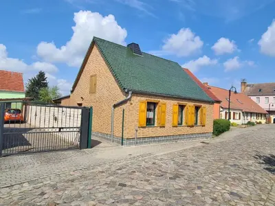 Das Gebäude in dem sich das Ferienhaus befindet