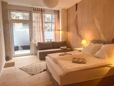 Ein Bett oder Betten in einem Zimmer der Unterkunft East Berlin Design Studio - cozy - central - cool