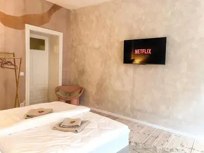 Ein Bett oder Betten in einem Zimmer der Unterkunft East Berlin Design Studio - cozy - central - cool