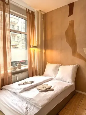 Ein Bett oder Betten in einem Zimmer der Unterkunft East Berlin Design Studio - cozy - central - cool