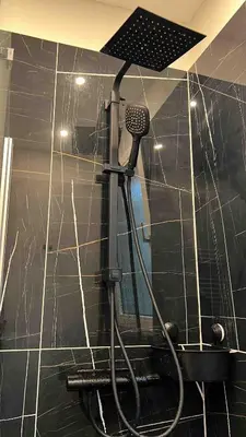 Ein Badezimmer in der Unterkunft New modern City West Apartment