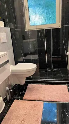 Ein Badezimmer in der Unterkunft New modern City West Apartment