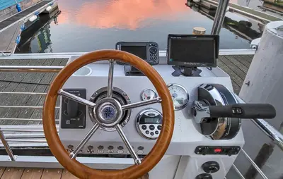 Blick auf einen Fluss in der Nähe des Bootes